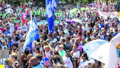 Municipales y docentes santafesinos pasearon su bronca por la capital provincial