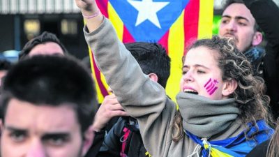 «Primavera catalana»: bloqueos de rutas por el arresto de Puigdemont