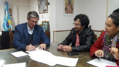 El intendente de Esquel firmó acuerdo con gremios y habrá un 18 % de aumento salarial para los municipales