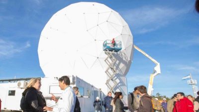 Bertone recorrió el predio de la base terrena de la CONAE en Tolhuin