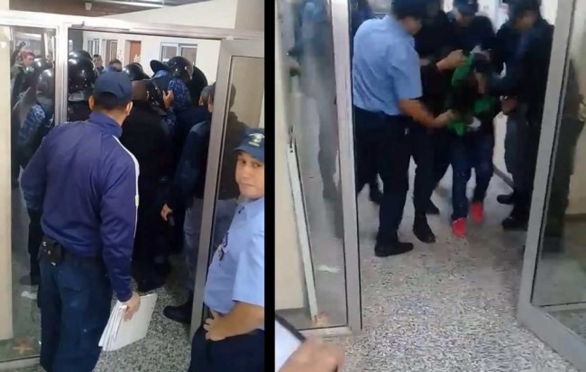 Furiosa represión en el Ministerio de Educación de Chaco