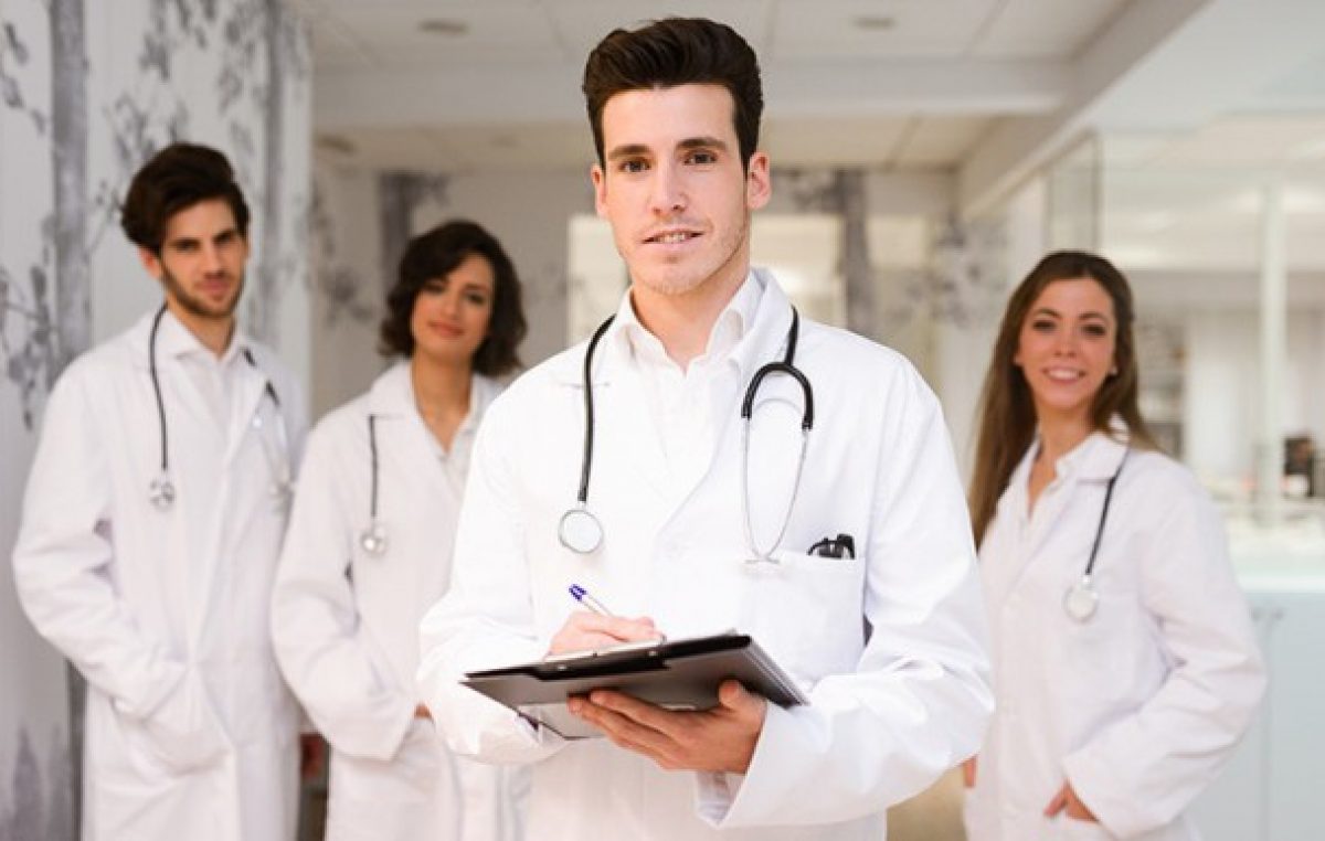 «Nos pagan demasiado»: médicos canadienses protestan por aumento que les dieron
