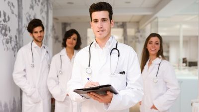 «Nos pagan demasiado»: médicos canadienses protestan por aumento que les dieron
