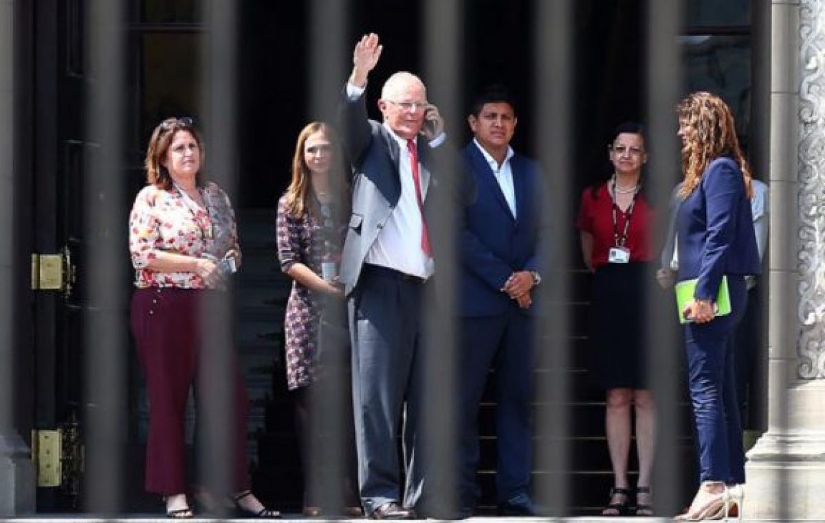 Acusado de corrupción, Kuczynski renunció a la presidencia de Perú