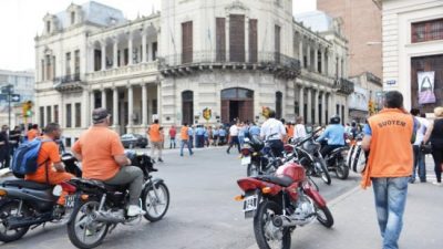 Malestar de los gremios municipales de Paraná tras la suba salarial por decreto 