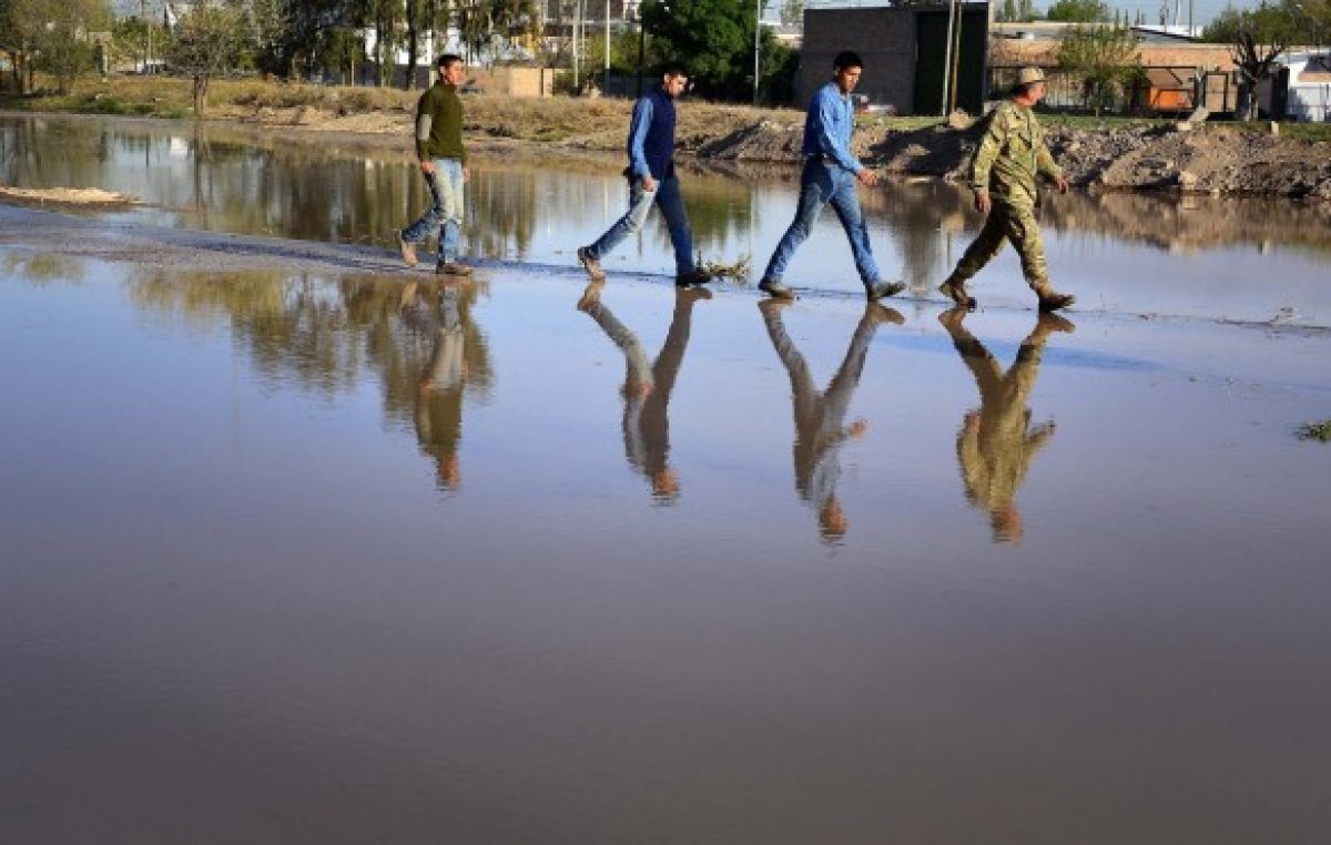 Neuquén: Qué esconde la pelea entre Gutiérrez y Quiroga por el servicio de agua y cloacas
