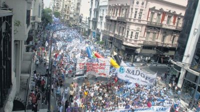 Los maestros pararon contra el techo salarial