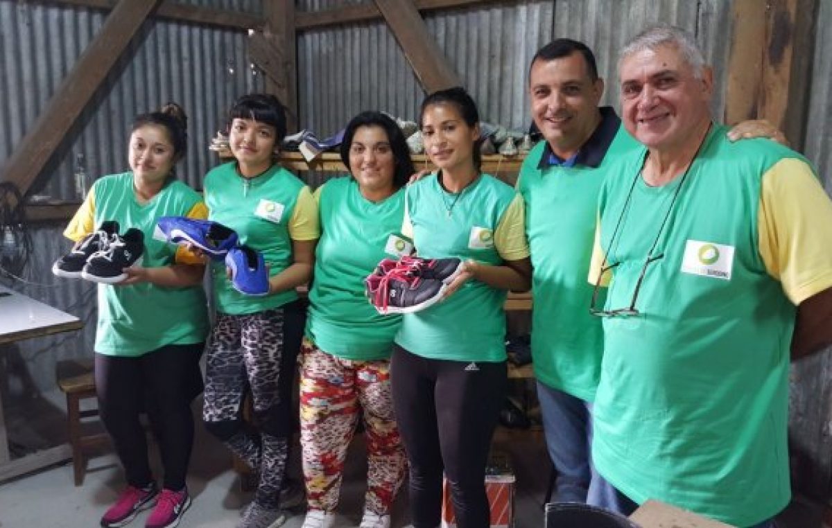 Un pueblo santafesino creó su propia marca de zapatillas