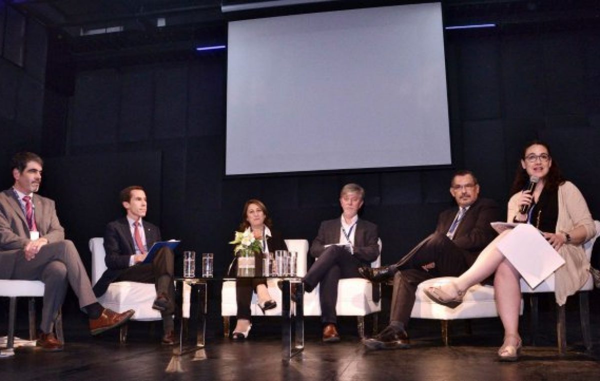 La intendenta de Rosario expuso en Chile sobre gestión del espacio público en la ciudad