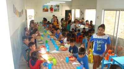 Hay mil familias asistidas con bolsones de comida y otros mil chicos que van a comedores en Junín