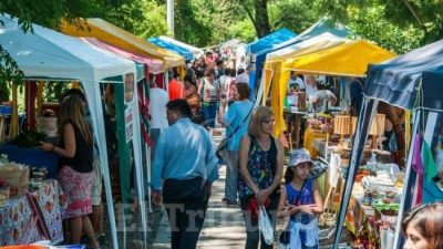 Vaqueros marca su impronta con las ferias de los sábados