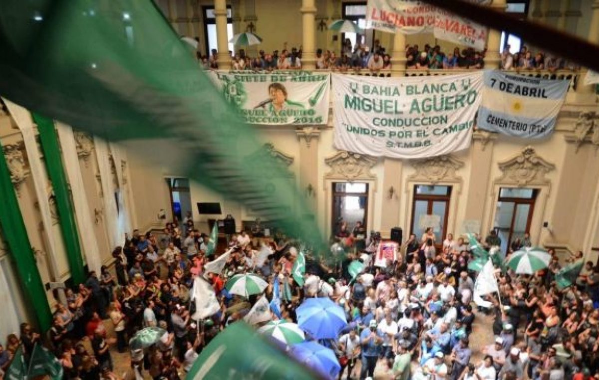 Los trabajadores municipales de Bahía definen los pasos a seguir en una asamblea extraordinaria