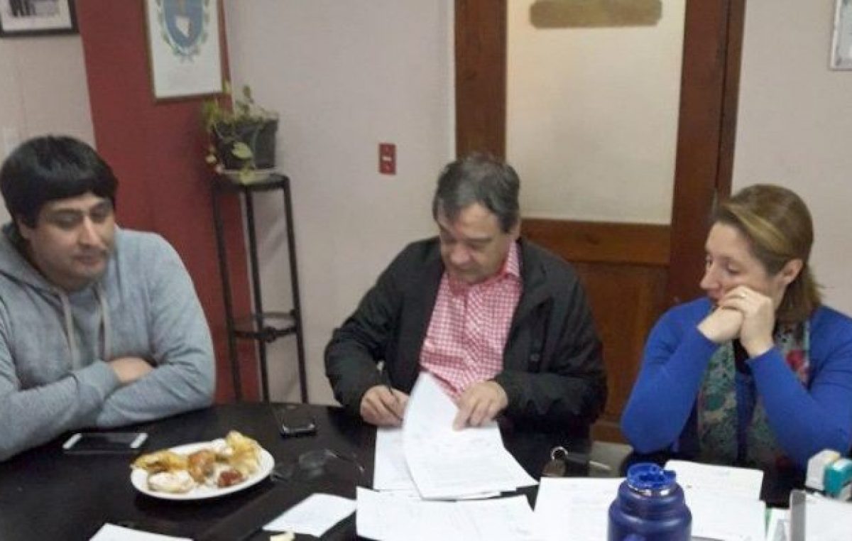 Lago Puelo: se acordó con gremios aumento del 22 % para los trabajadores municipales