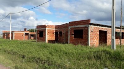 Tres años para terminar 75 casas: en Lezama, la oposición pidió declarar la Emergencia Habitacional