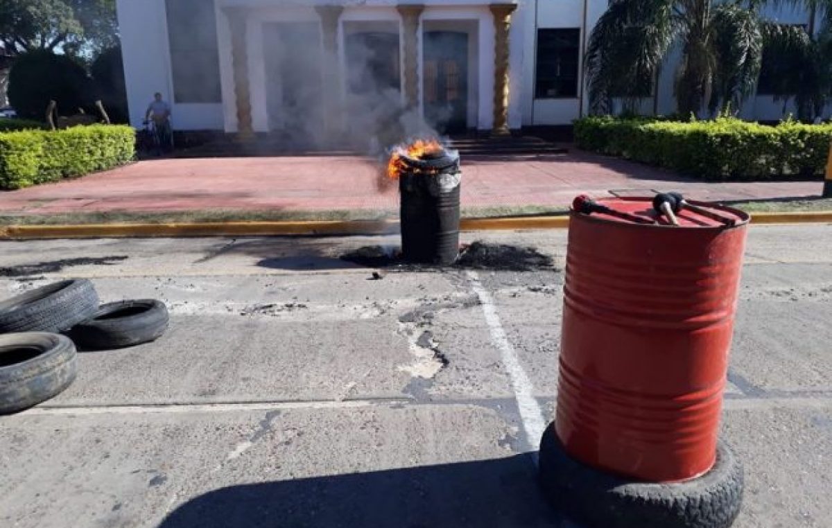 Conflicto en Esquina: municipales protestan frente a la Intendencia