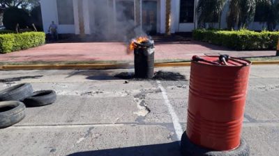 Conflicto en Esquina: municipales protestan frente a la Intendencia