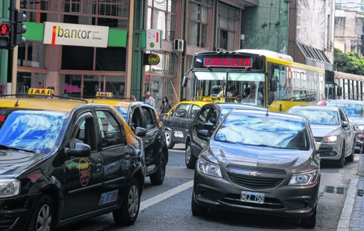 Unos 300 mil vehículos entran por día al centro rosarino