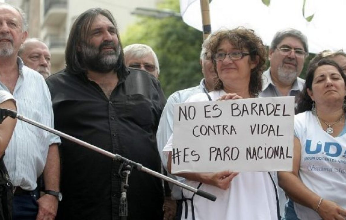 Vidal maquilló la oferta y paran los maestros