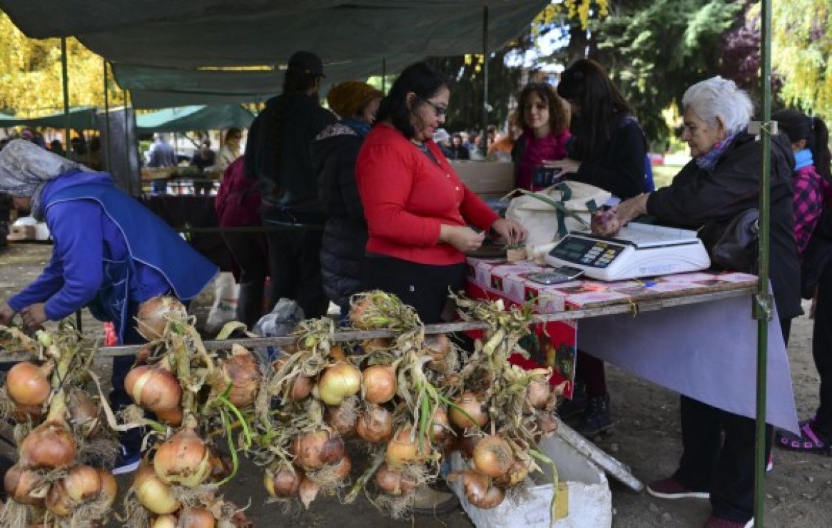 Productores hortícolas consolidan su feria en Bariloche