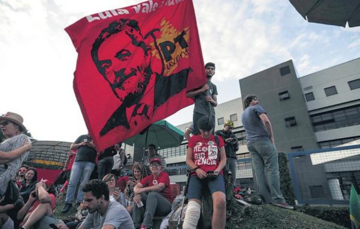 Lula lidera los sondeos, pese a todo