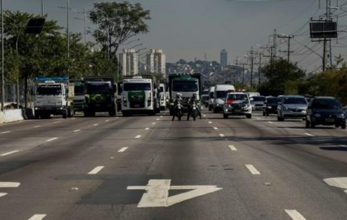 Un paro de camioneros contra el aumento en el gasoil paraliza Brasil
