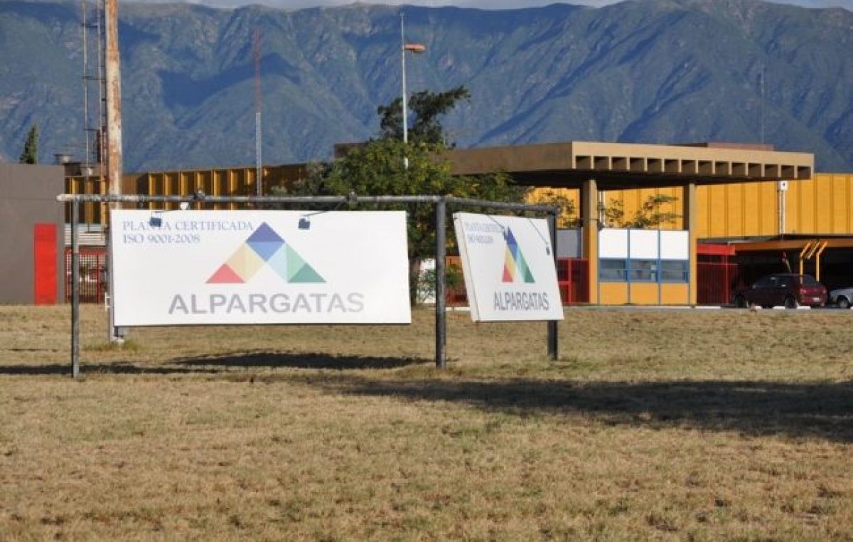 Más despidos y suspensiones