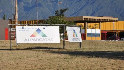 Más despidos y suspensiones