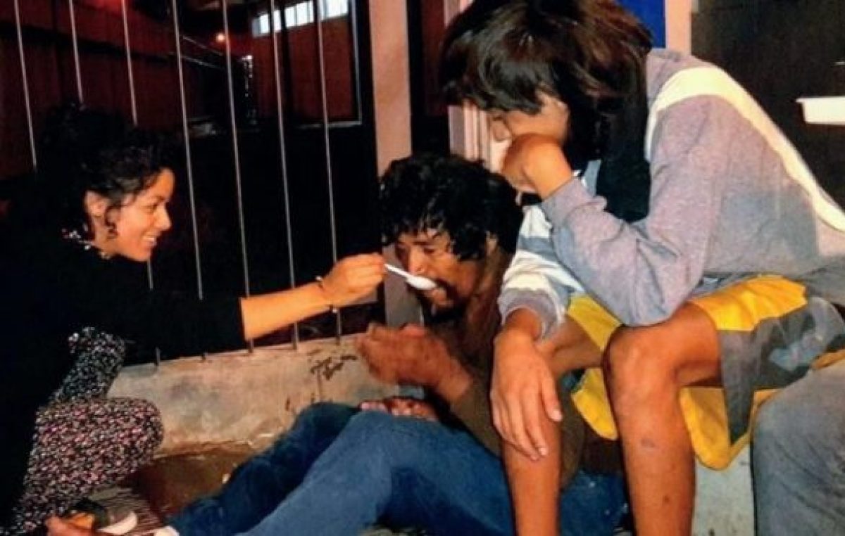 La fuerza del que ayuda y la necesidad que crece en las calles jujeñas