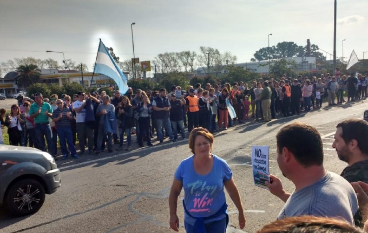 Cientos de vecinos de Chascomús salieron a la ruta 2 a protestar contra los despidos