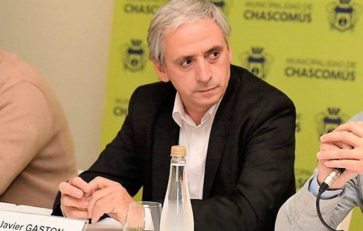 Jaqueado, el intendente de Chascomús tuvo que salir a realizar gestiones ante la ola de despidos