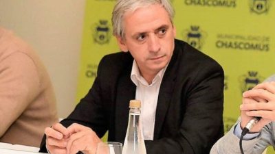 Jaqueado, el intendente de Chascomús tuvo que salir a realizar gestiones ante la ola de despidos