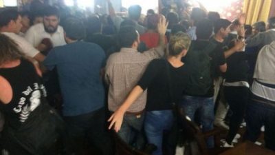 Empujones, golpes y hasta un sillazo en plena sesión por la adhesión al Pacto Fiscal en Mercedes