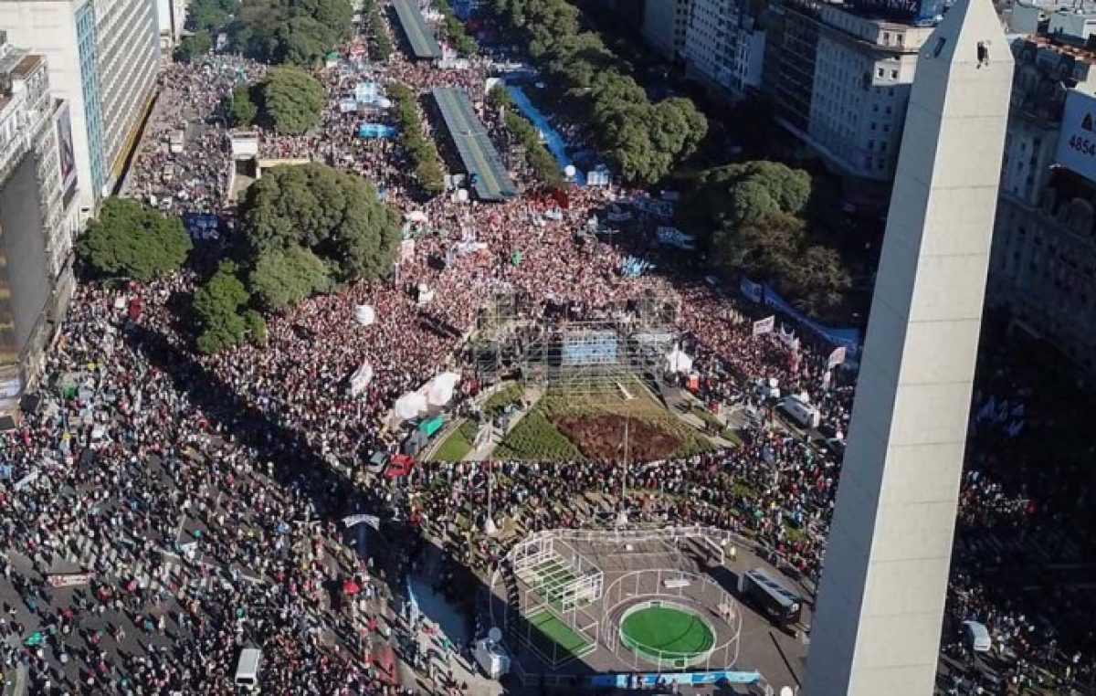 Una multitud se concentró en el Obelisco contra el regreso al FMI