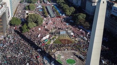 Una multitud se concentró en el Obelisco contra el regreso al FMI