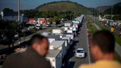 Brasil: la policía se suma a la protesta de los camioneros