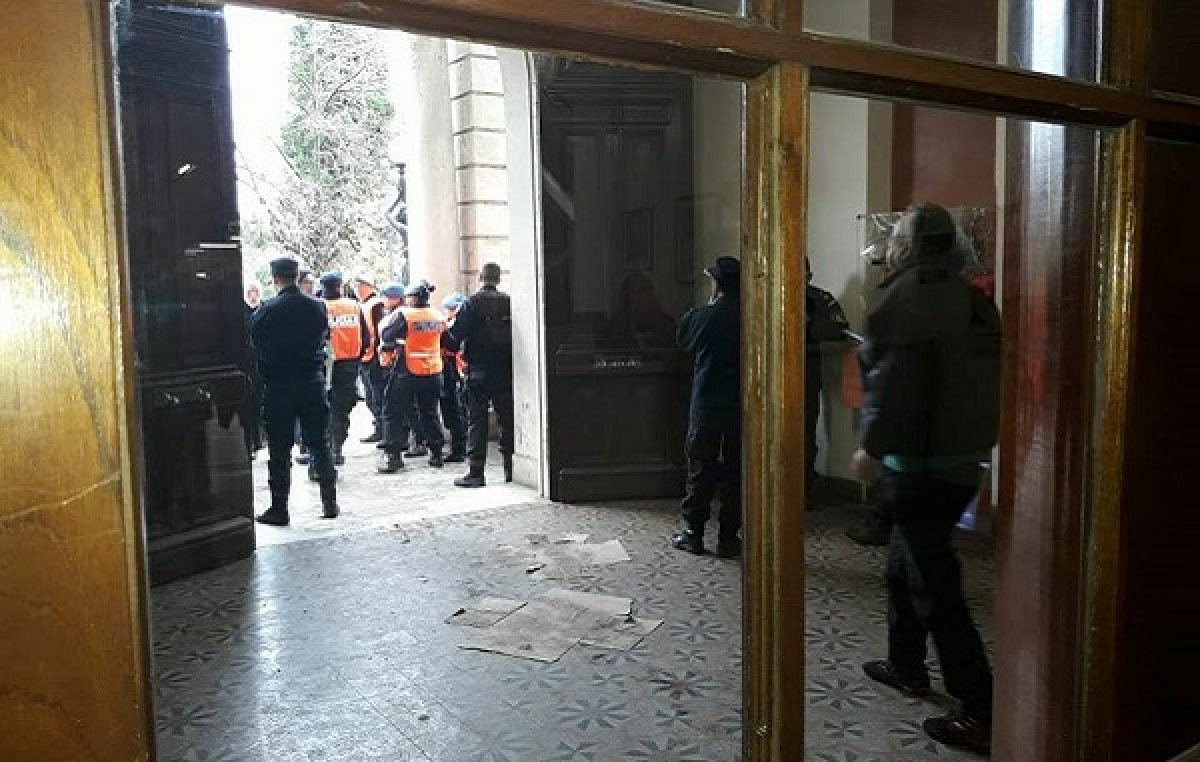 Luján: En rechazo a la oferta paritaria, los trabajadores hicieron una «mateada» en la Municipalidad