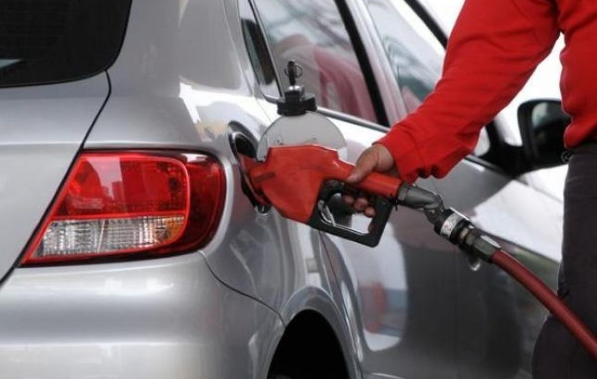 Desesperado por la inflación, el Gobierno pidió a las petroleras que posterguen aumentos