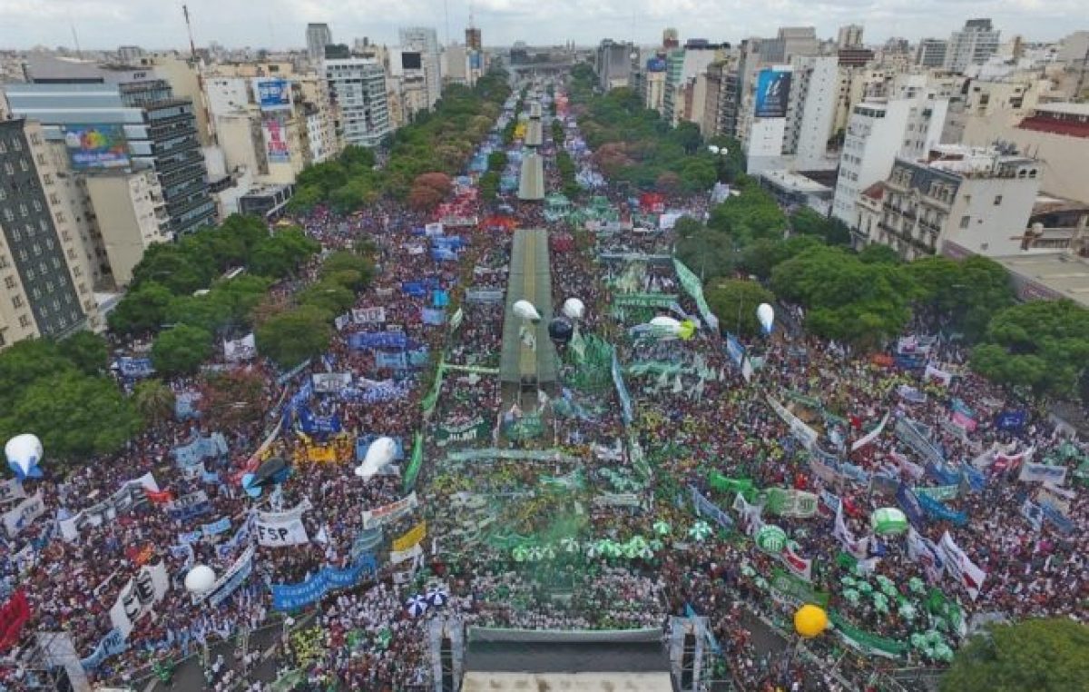 25M contra el FMI: gran convocatoria y expectativa para el acto del 25 de mayo en el Obelisco