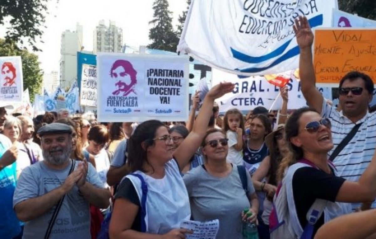 Como hace 30 años, docentes de todo el país paran y marchan a Plaza de Mayo por una paritaria nacional