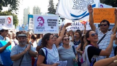 Como hace 30 años, docentes de todo el país paran y marchan a Plaza de Mayo por una paritaria nacional