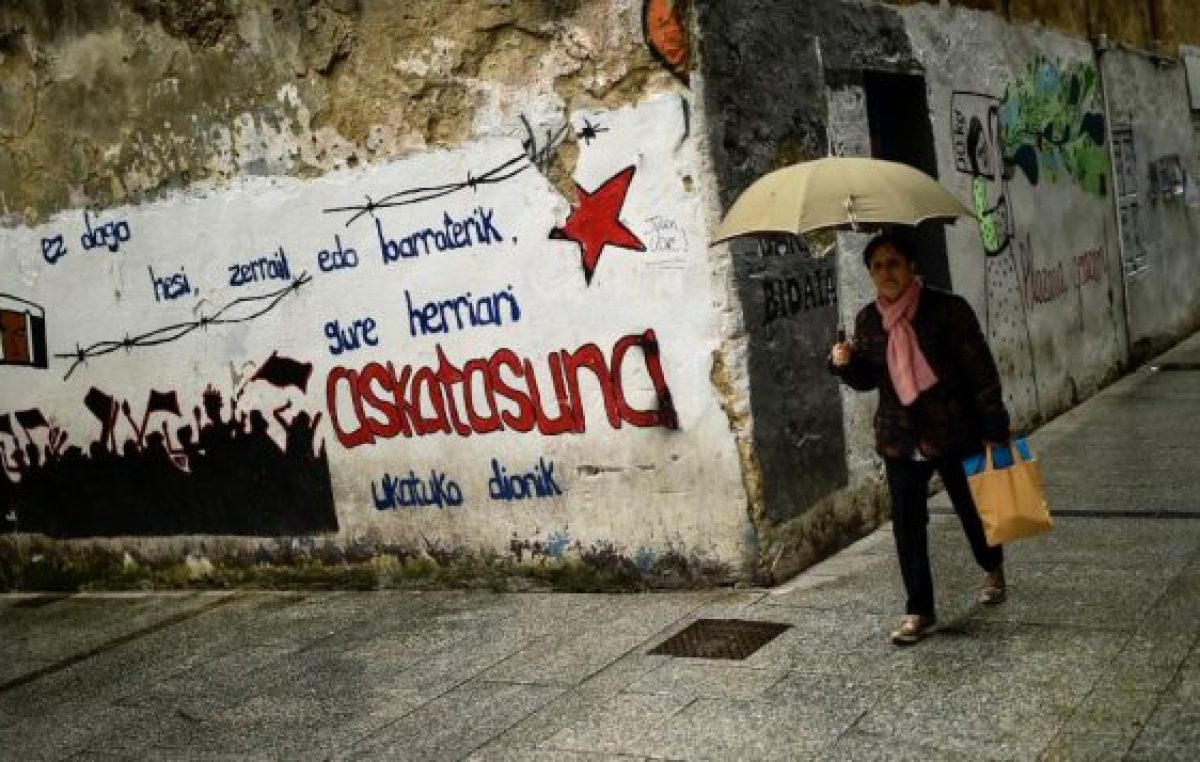 ETA anuncia que se disuelve, pero España no le da crédito