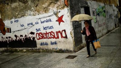 ETA anuncia que se disuelve, pero España no le da crédito