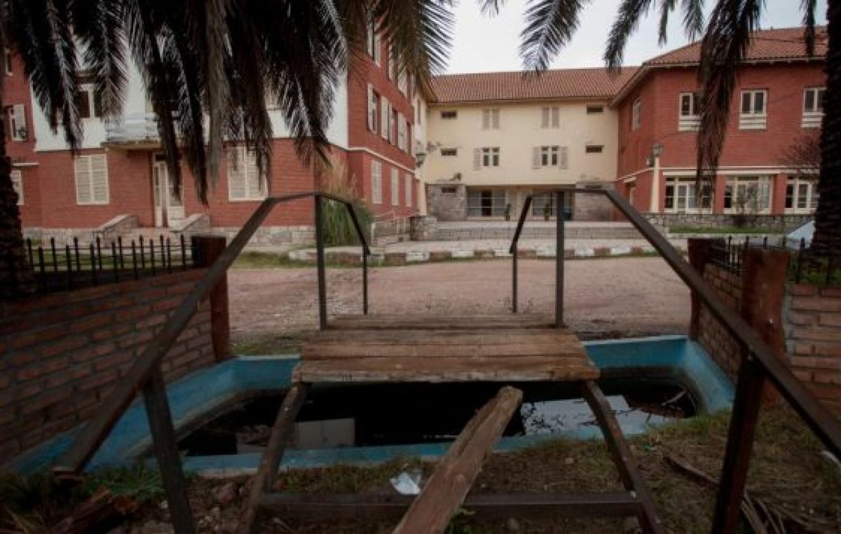 Nación cede a la Provincia uno de los siete hoteles de Embalse