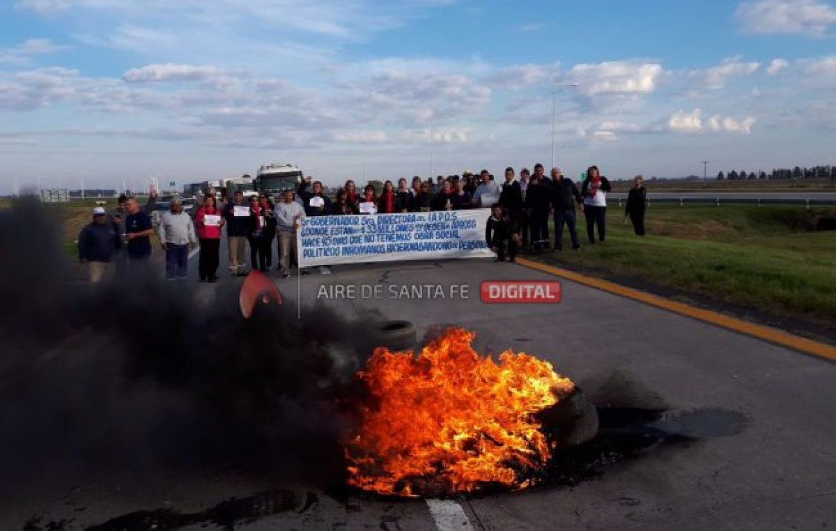 Trabajadores municipales de Frontera cortan la ruta