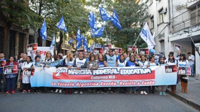 Una multitud recibió en Rosario a la marcha federal educativa