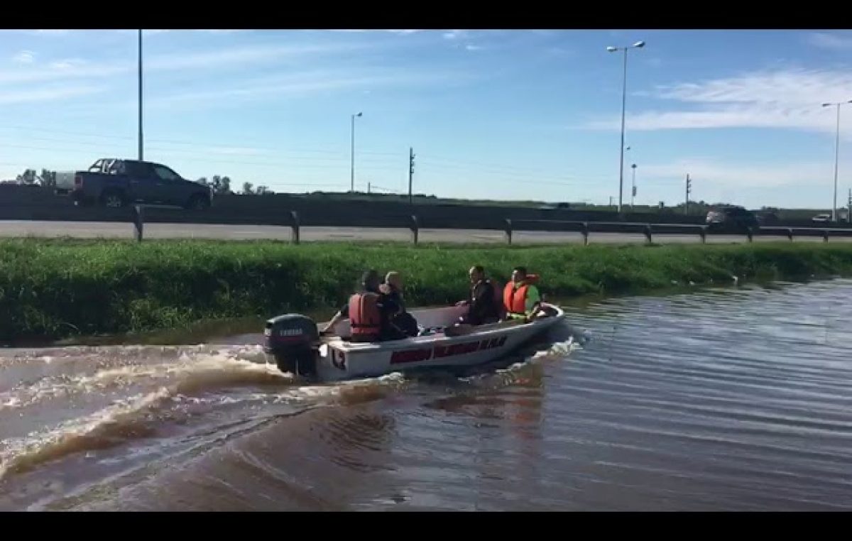 El intendente de Pilar simuló recorrer zonas inundadas pero estaba en una zanja en la ruta 8