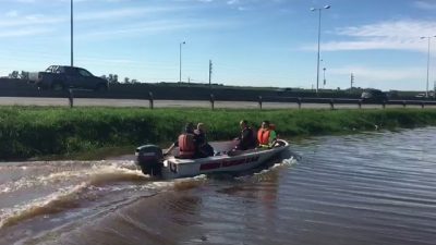 El intendente de Pilar simuló recorrer zonas inundadas pero estaba en una zanja en la ruta 8