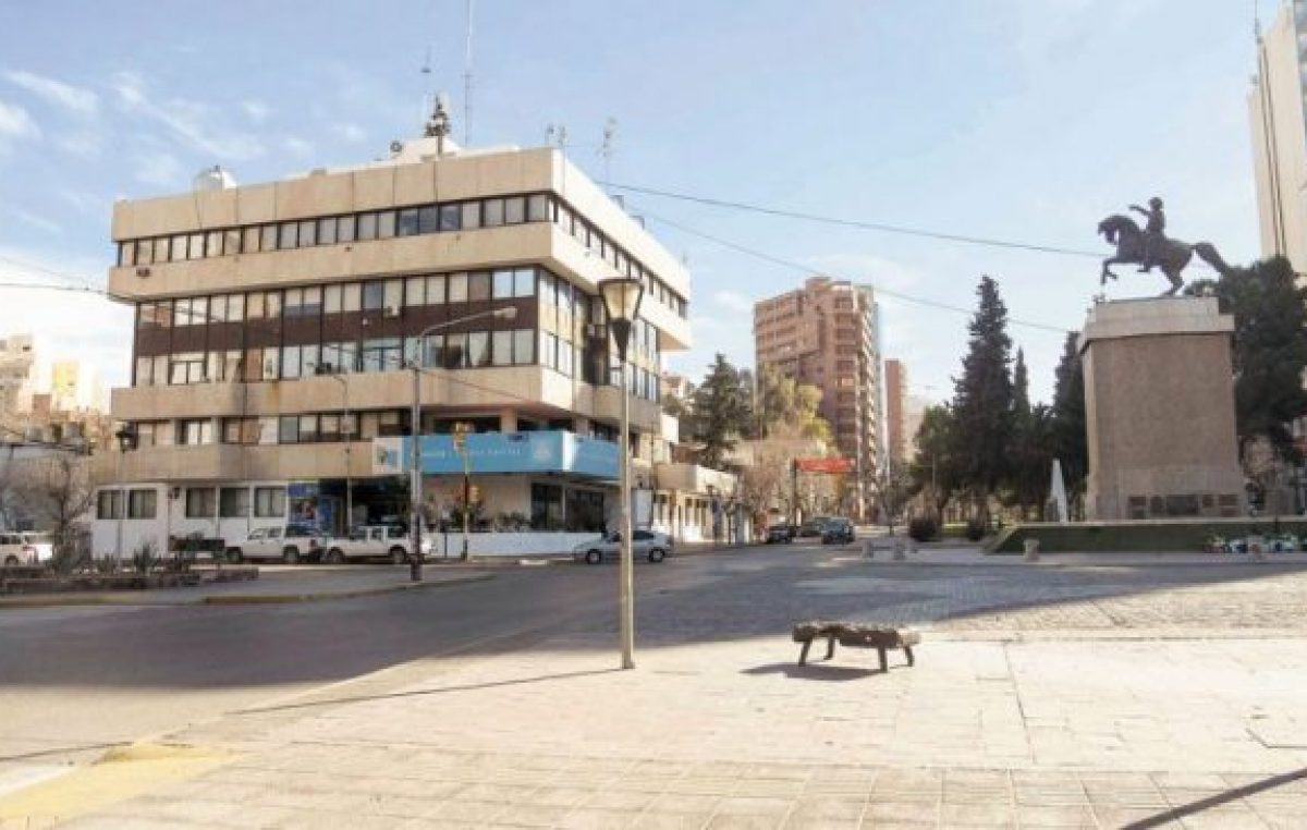 El intendente de Neuquén recalcó que descontarán el día a los que hagan paro