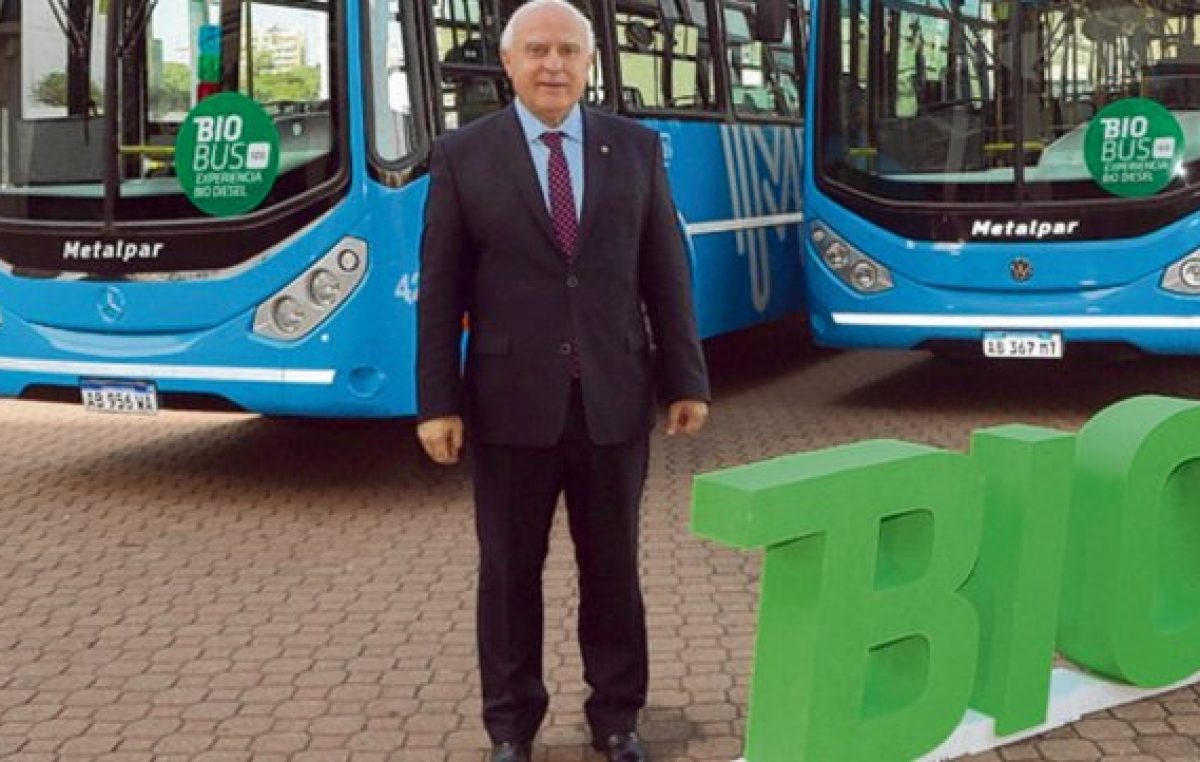 El gobernador de Santa Fe firmó el convenio por el cual los colectivos urbanos usarán biodiesel