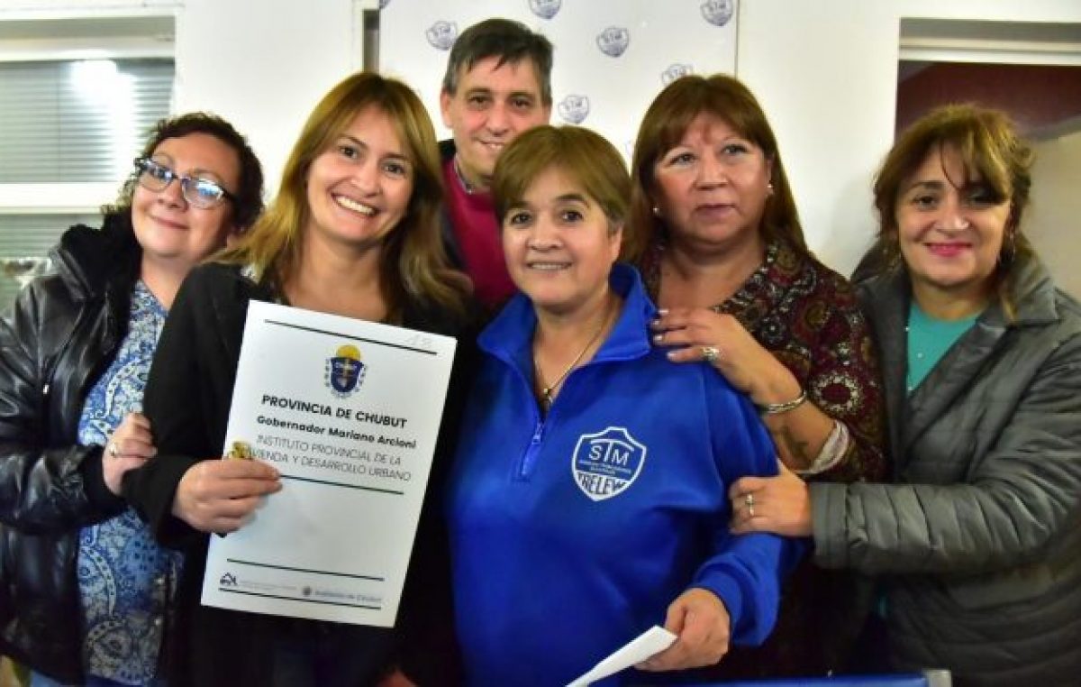 El Gobierno del Chubut entregó 22 viviendas a empleados de la Municipalidad de Trelew